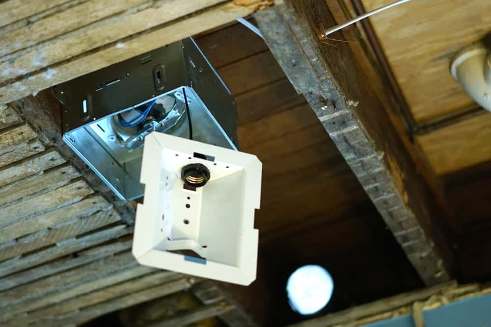 Ventilación del baño abierta instalada en un techo viejo.