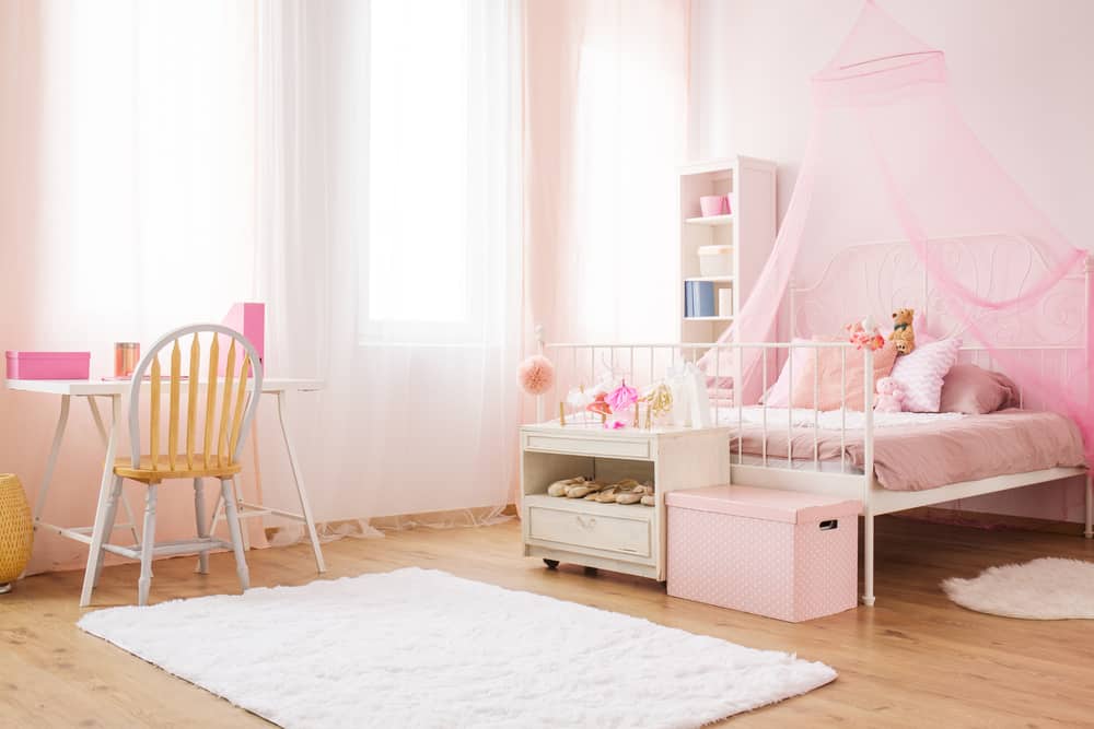 Habitación rosa princesita con cama con dosel, escritorio y silla